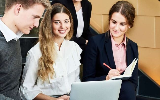 Dies sind unsere KLU Bachelor Studenten