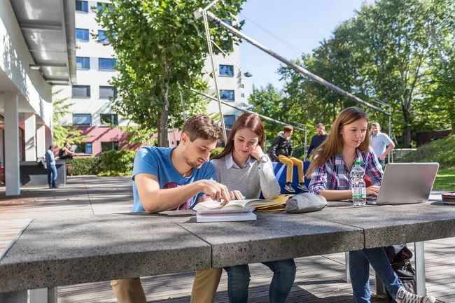 Wir bieten praxisnahe Studiengänge und individuelle Betreuung.