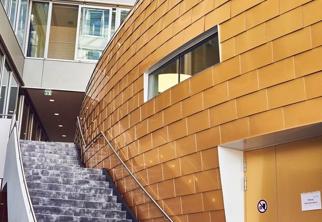 Unser Foyer mit dem großen goldenen Ei (Auditorium) ist der Dreh- und Angelpunkt im Gebäude