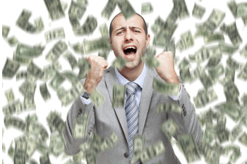 Wirtschaftsinformatiker steht jubelnd in einem Regen aus Geld