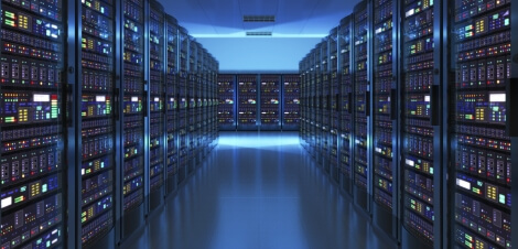 Großer Raum voller Servertower