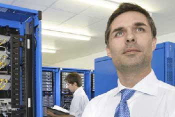 Datenbankadmin steht vor Servertowern