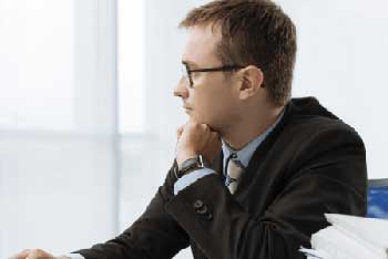 IT-Consultant schaut nachdenklich aus dem Fenster