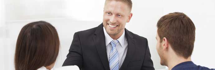 IT-Projektleiter berät zwei Kunden zu einem neuen Projekt