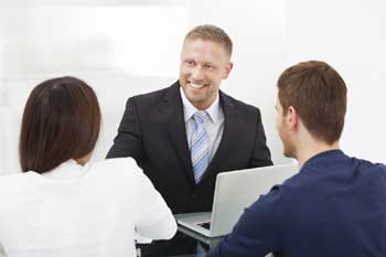 IT-Projektleiter berät zwei Kunden zu einem neuen Projekt