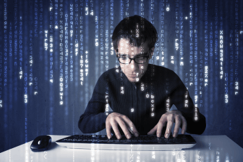 Mann tippt vor einer Matrix