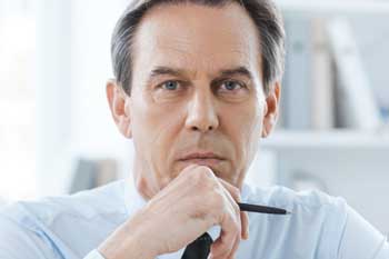 SAP Berater schaut nachdenklich in die Kamera