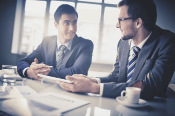 Zwei Business-Männer im Gespräch