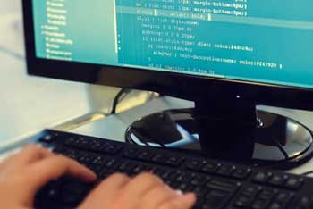 Softwareentwickler programmiert etwas an einem Computer