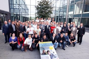 Studierende der Hessischen BA posieren gemeinsam für ein Gruppenfoto