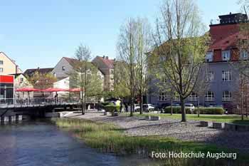 Aufnahme eines Campusgebäudes der Hochschule Augsburg am Wasser