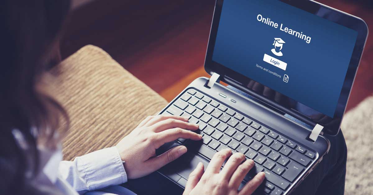 Hände auf einer Laptoptastatur