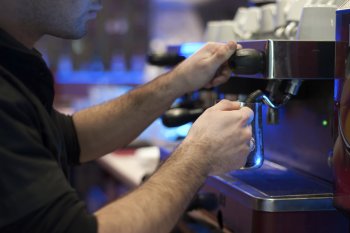 Mädchen arbeitet am PC als Nebenjob zur Studienfinanzierung